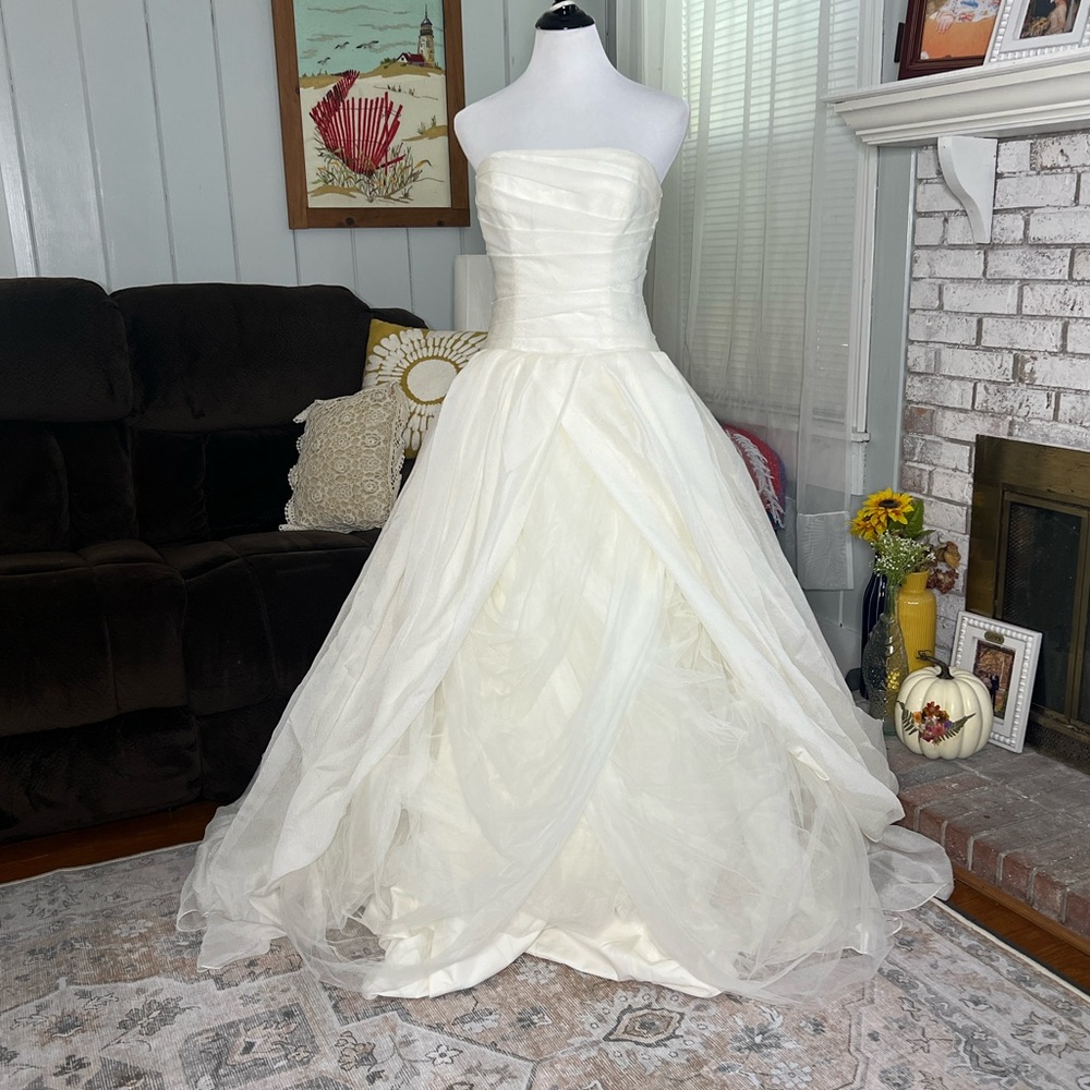 Vera Wang organza sweetheart tulle wedding dress - Picture 2 of 16